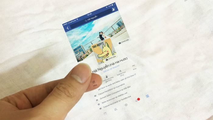 Cách dùng Picsart để tạo ảnh 'trên tay trang Facebook cá nhân'
